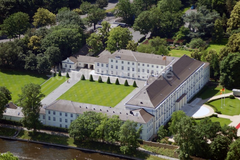 Luftaufnahme Berlin - Amtssitz des Bundespräsidenten im Schloßpark von Schloß Bellevue am Spreeweg im Tiergarten in Berlin