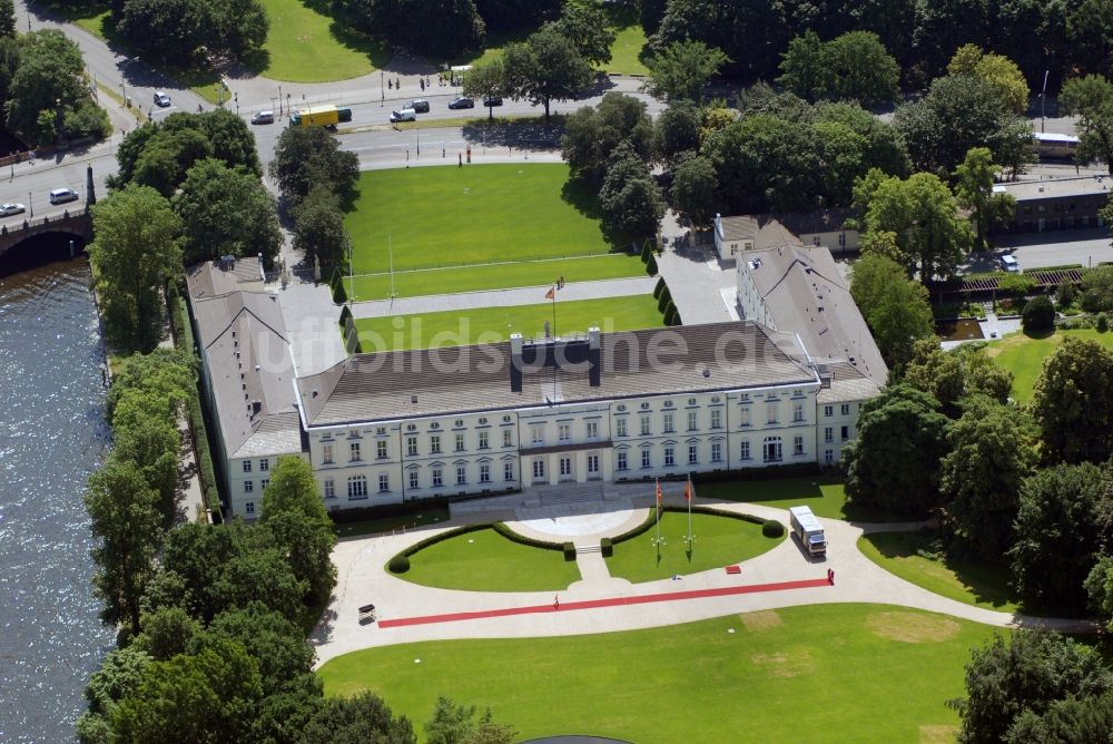 Berlin aus der Vogelperspektive: Amtssitz des Bundespräsidenten im Schloßpark von Schloß Bellevue am Spreeweg im Tiergarten in Berlin