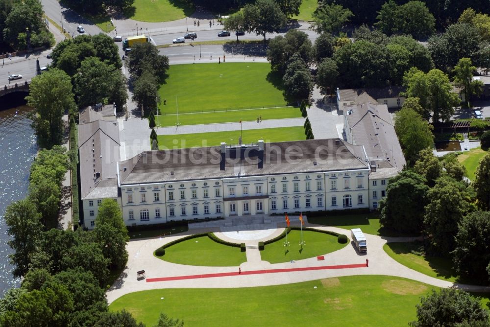 Luftbild Berlin - Amtssitz des Bundespräsidenten im Schloßpark von Schloß Bellevue am Spreeweg im Tiergarten in Berlin