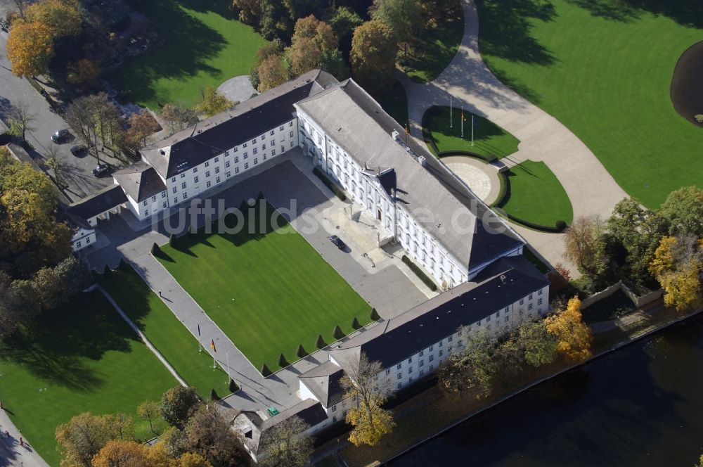 Luftbild Berlin - Amtssitz des Bundespräsidenten im Schloßpark von Schloß Bellevue am Spreeweg im Tiergarten in Berlin