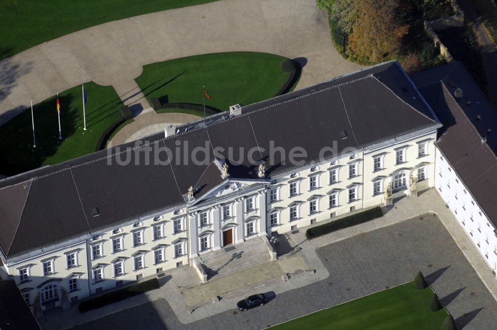 Berlin von oben - Amtssitz des Bundespräsidenten im Schloßpark von Schloß Bellevue am Spreeweg im Tiergarten in Berlin