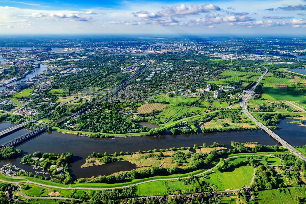 Hamburg von oben - An der Süderelbe zwischen B75 und A1 Abfahrt Stilhorn Fiedhofsgelände Finkenriek in Hamburg, Deutschland