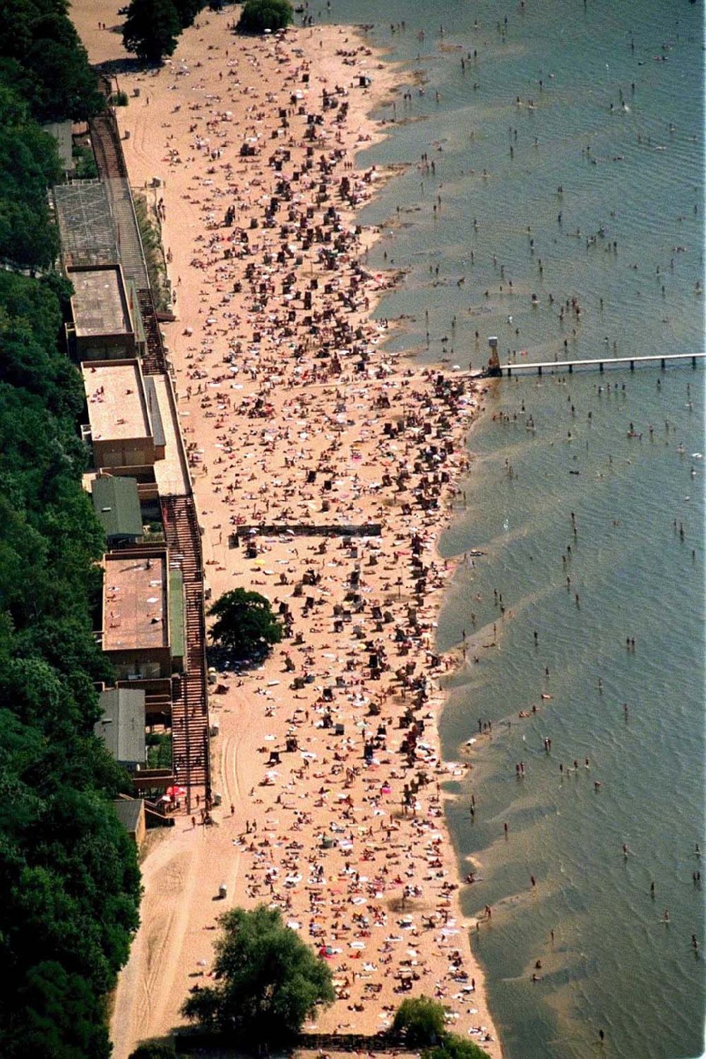 Berlin-Wannsee von oben - Andrang am Freibad Wannsee