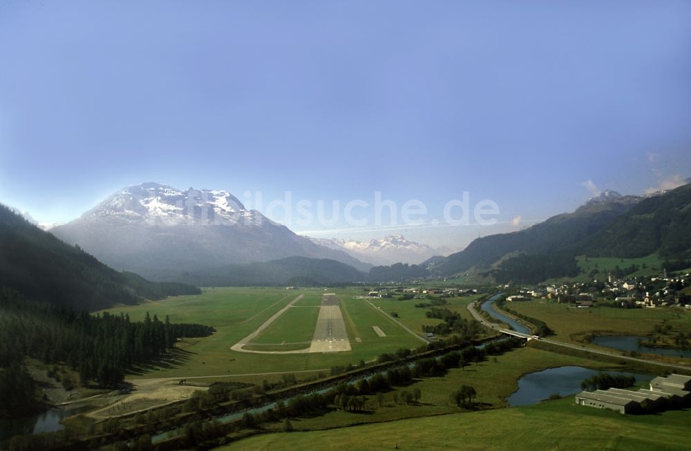 Luftbild Samedan - Anflug auf den Flughafen Engadin in Samedan im Kanton Graubünden in der Schweiz