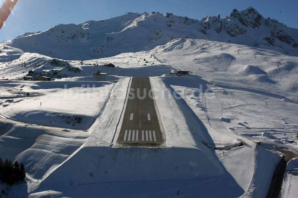 Courchevel aus der Vogelperspektive: Anflug auf den Flugplatz Courchevel im Département Savoie in Frankreich