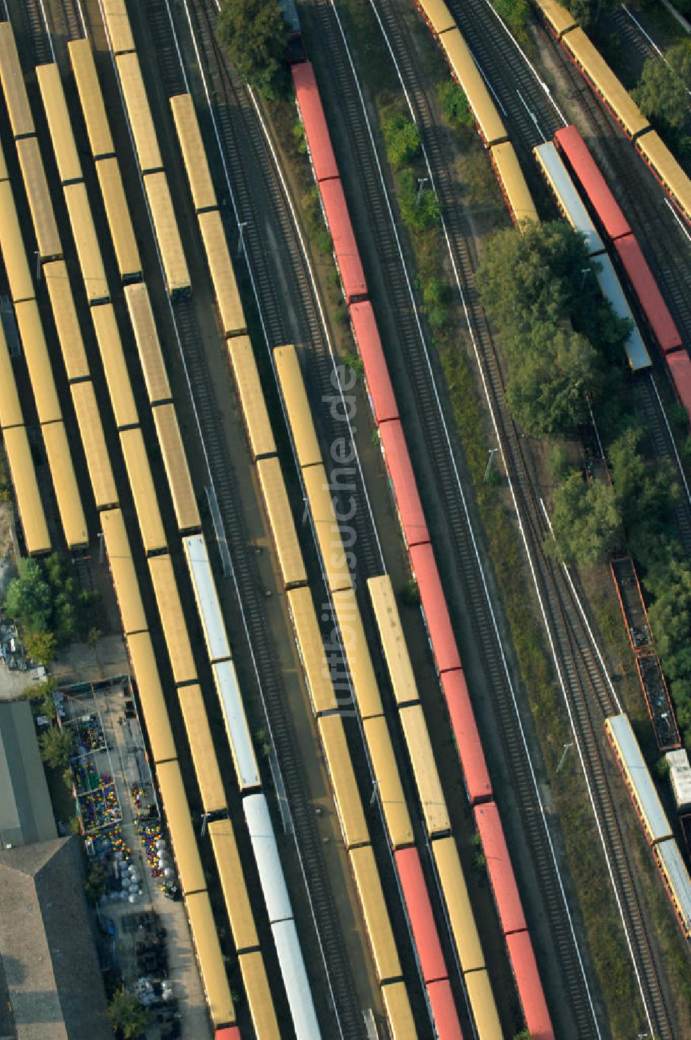 Luftbild Berlin - anhaltend überfüllten Abstellgleise vor den Reparaturhallen der S-Bahn-Hauptwerkstatt in Berlin-Schöneweide