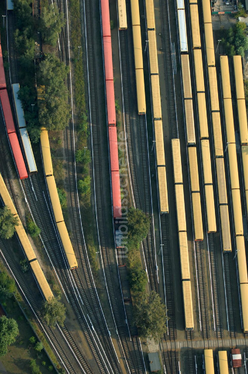 Berlin von oben - anhaltend überfüllten Abstellgleise vor den Reparaturhallen der S-Bahn-Hauptwerkstatt in Berlin-Schöneweide