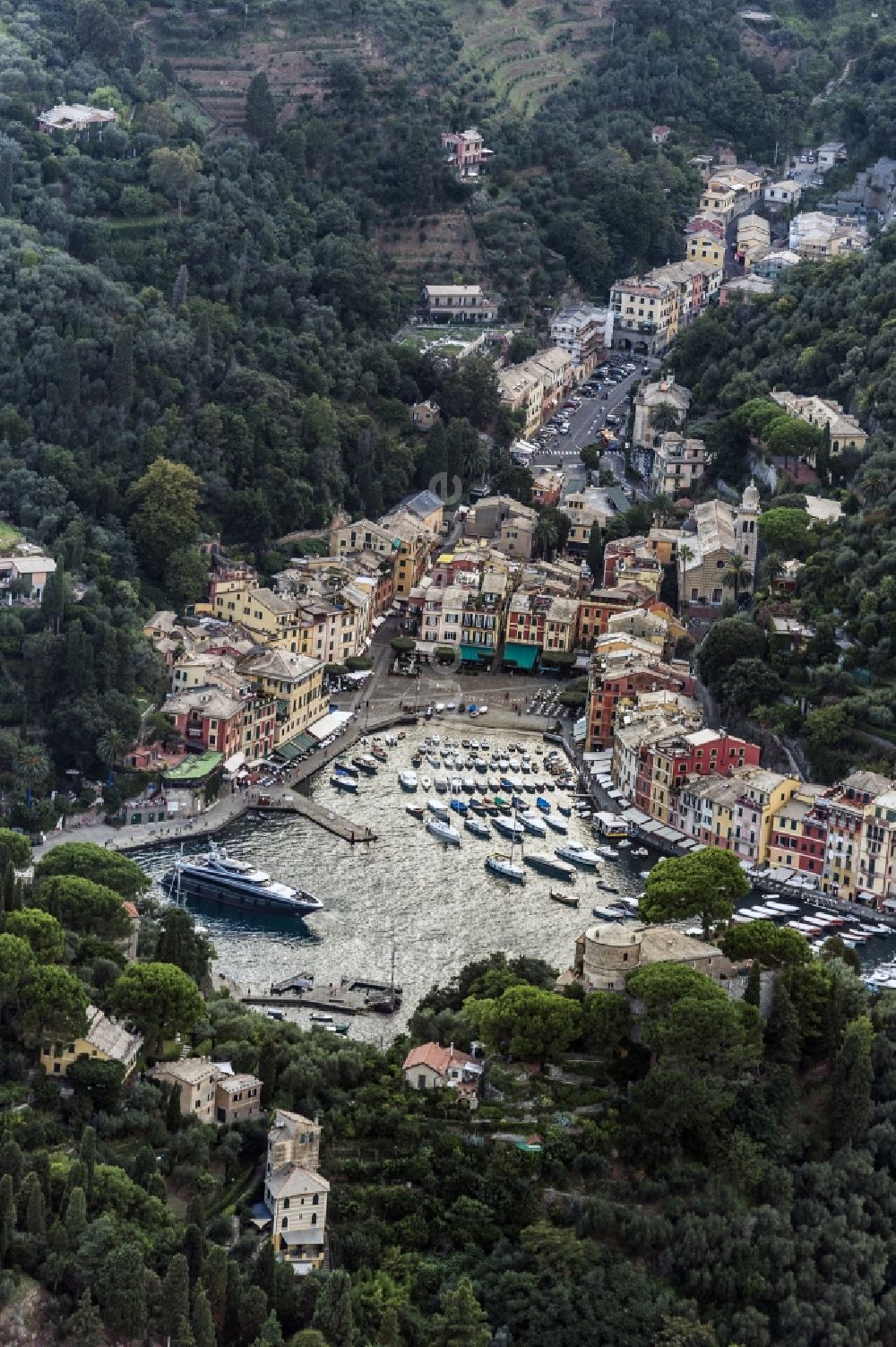 Portofino aus der Vogelperspektive: Anischt des Hafens und der Stadt Portofino in Liguria in Italien