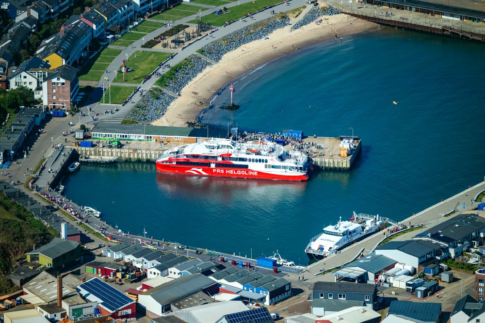 Helgoland aus der Vogelperspektive: Ankerndes Fähr- Schiff Katamaran FRS Halunder Jet im Hafen in Helgoland im Bundesland Schleswig-Holstein, Deutschland