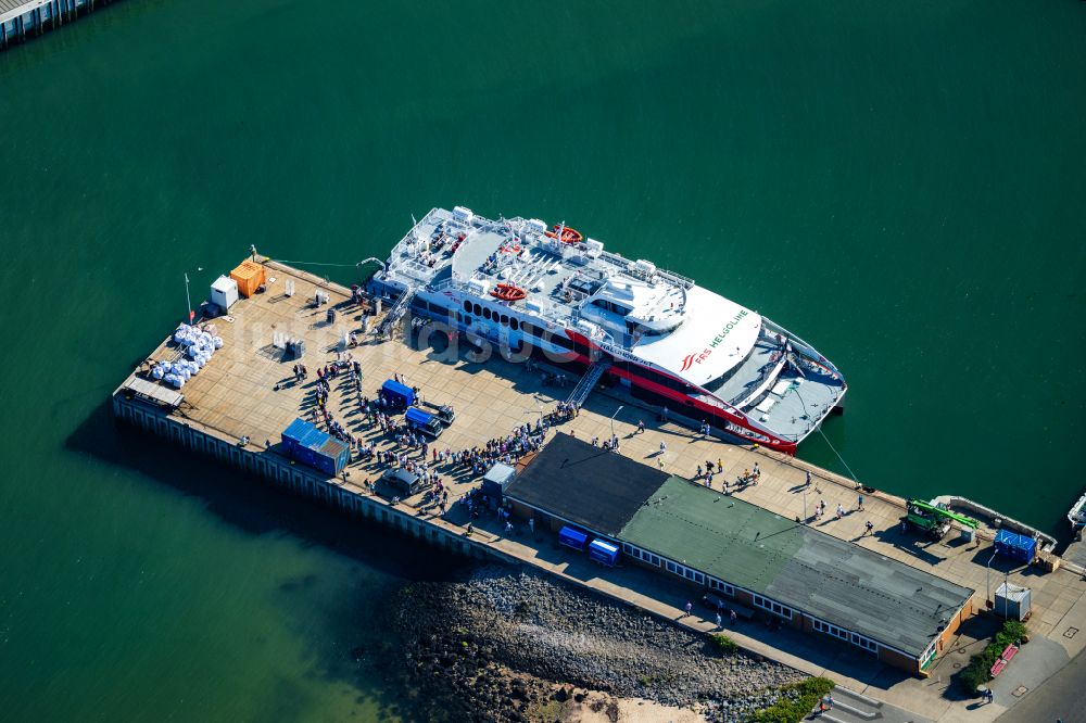 Luftbild Helgoland - Ankerndes Fähr- Schiff Katamaran FRS Halunder Jet im Hafen in Helgoland im Bundesland Schleswig-Holstein, Deutschland