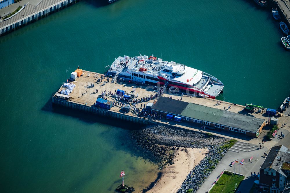 Luftaufnahme Helgoland - Ankerndes Fähr- Schiff Katamaran FRS Halunder Jet im Hafen in Helgoland im Bundesland Schleswig-Holstein, Deutschland