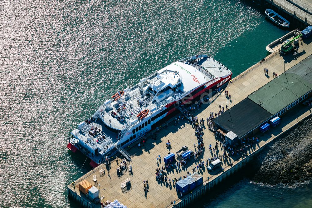 Helgoland von oben - Ankerndes Fähr- Schiff Katamaran FRS Halunder Jet im Hafen in Helgoland im Bundesland Schleswig-Holstein, Deutschland