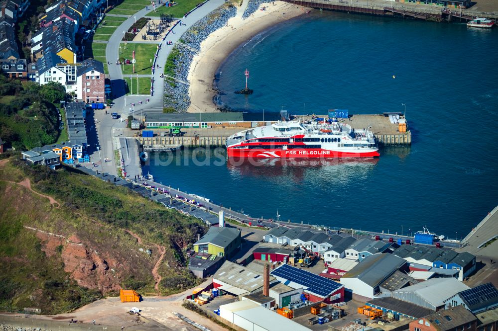 Helgoland aus der Vogelperspektive: Ankerndes Fähr- Schiff Katamaran FRS Halunder Jet im Hafen in Helgoland im Bundesland Schleswig-Holstein, Deutschland