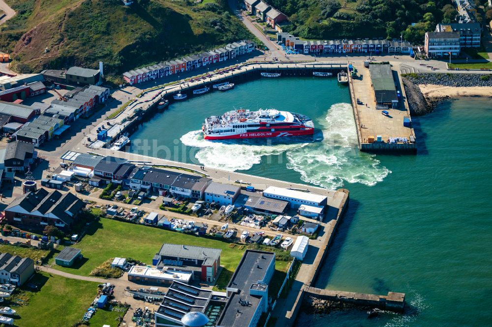 Luftbild Helgoland - Ankerndes Fähr- Schiff Katamaran FRS Halunder Jet im Hafen in Helgoland im Bundesland Schleswig-Holstein, Deutschland