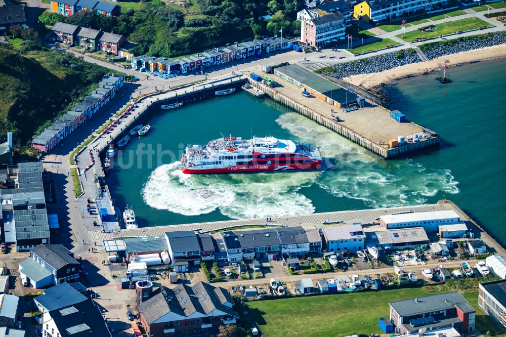 Luftaufnahme Helgoland - Ankerndes Fähr- Schiff Katamaran FRS Halunder Jet im Hafen in Helgoland im Bundesland Schleswig-Holstein, Deutschland