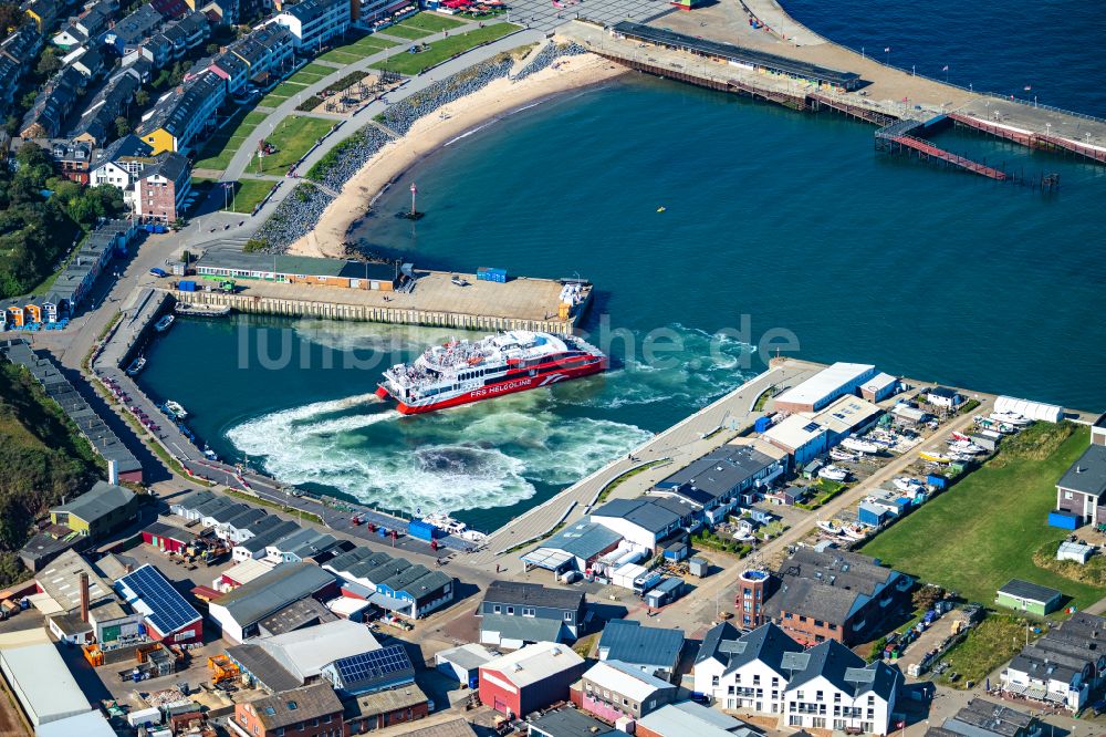 Helgoland von oben - Ankerndes Fähr- Schiff Katamaran FRS Halunder Jet im Hafen in Helgoland im Bundesland Schleswig-Holstein, Deutschland