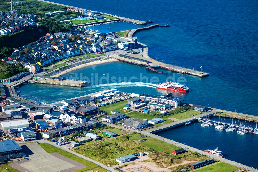 Helgoland aus der Vogelperspektive: Ankerndes Fähr- Schiff Katamaran FRS Halunder Jet im Hafen in Helgoland im Bundesland Schleswig-Holstein, Deutschland