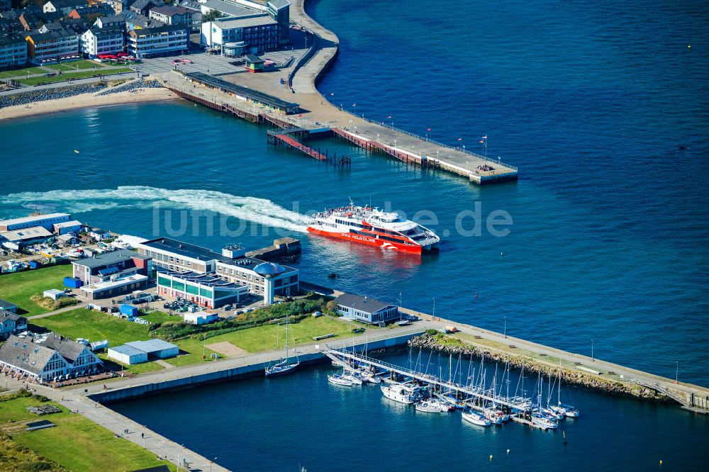 Luftbild Helgoland - Ankerndes Fähr- Schiff Katamaran FRS Halunder Jet im Hafen in Helgoland im Bundesland Schleswig-Holstein, Deutschland