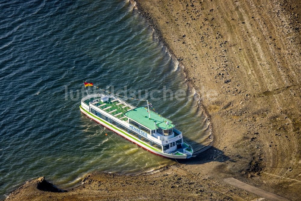 Meschede von oben - Ankerndes Fähr- Schiff des Welcome Hotel Meschede/Hennesee Am Hennesee im Hafen in Meschede im Bundesland Nordrhein-Westfalen, Deutschland