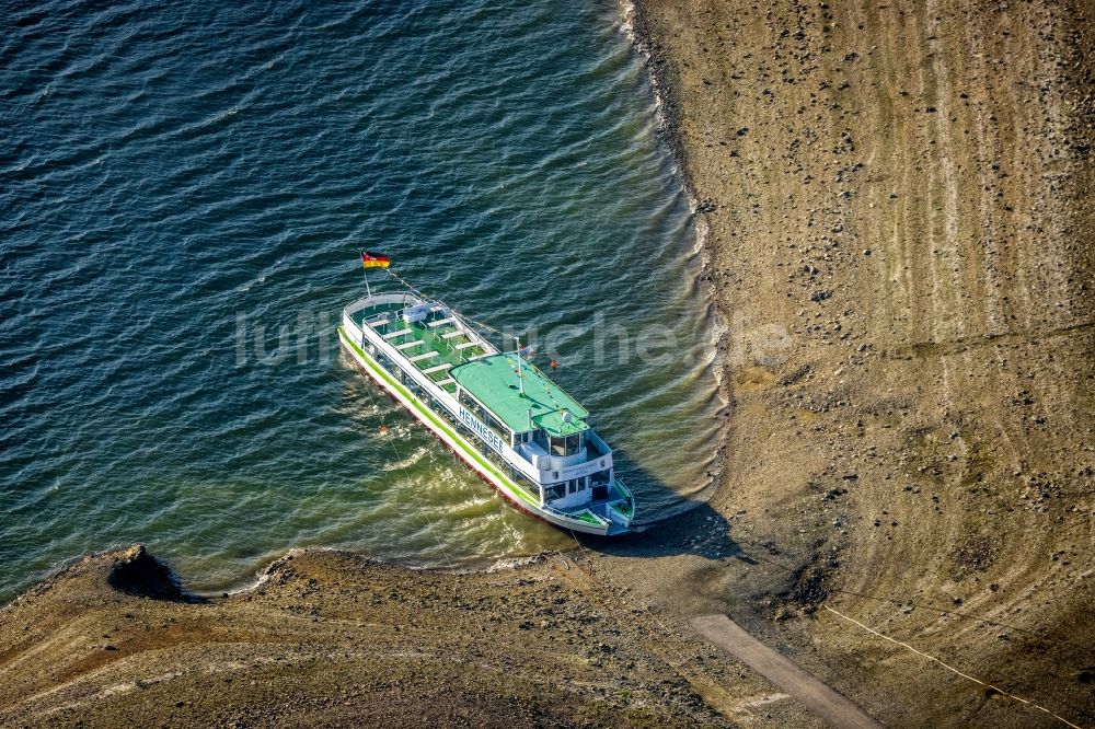 Luftbild Meschede - Ankerndes Fähr- Schiff des Welcome Hotel Meschede/Hennesee Am Hennesee im Hafen in Meschede im Bundesland Nordrhein-Westfalen, Deutschland