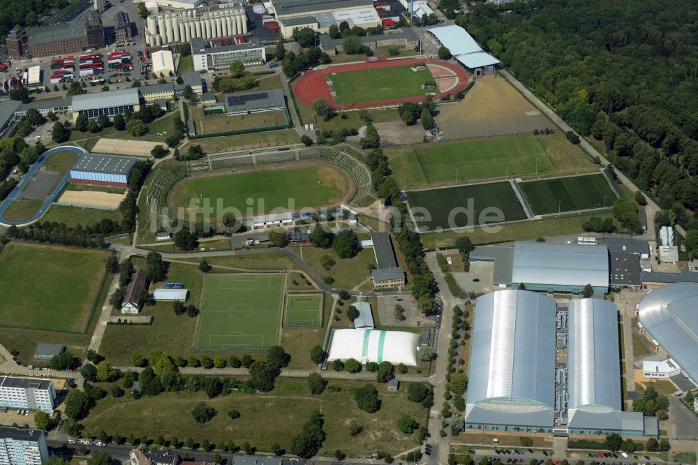 Berlin aus der Vogelperspektive: Anlage und Außengelände des Sportforums Hohenschönhausen im Ortsteil Alt-Hohenschönhausen im Bezirk Lichtenberg in Berlin