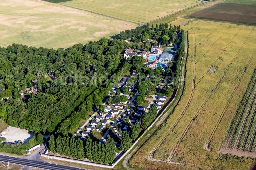 Luftbild Suevres - Anlage des Ferienparks Camping Capfun Château de la Grenouillere und Parc de la Grenouillère in Suevres in Centre-Val de Loire, Frankreich