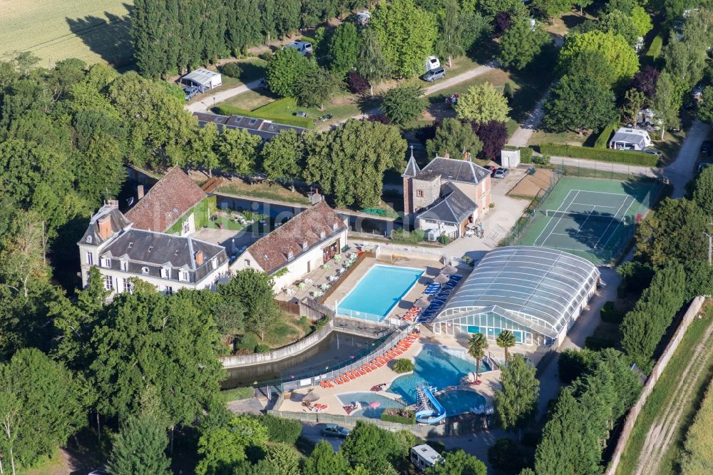 Luftaufnahme Suevres - Anlage des Ferienparks Camping Capfun Château de la Grenouillere und Parc de la Grenouillère in Suevres in Centre-Val de Loire, Frankreich