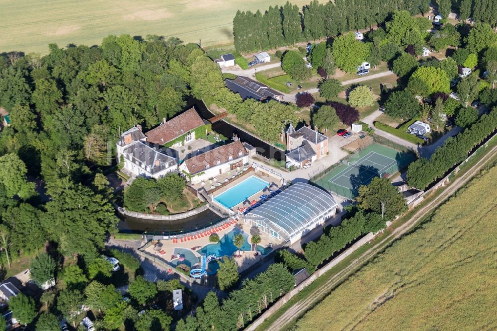 Suevres von oben - Anlage des Ferienparks Camping Capfun Château de la Grenouillere und Parc de la Grenouillère in Suevres in Centre-Val de Loire, Frankreich