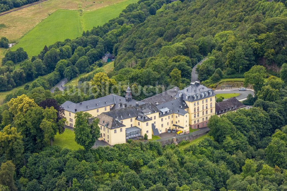 Bad Laasphe von oben - Anlage des Schlosses Schloss Wittgenstein in Bad Laasphe im Bundesland Nordrhein-Westfalen, Deutschland