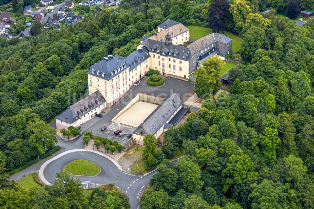 Bad Laasphe von oben - Anlage des Schlosses Schloss Wittgenstein in Bad Laasphe im Bundesland Nordrhein-Westfalen, Deutschland