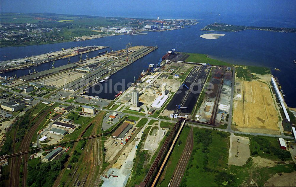 Luftbild Rostock - Warnemünde - Anlegekais des Rostocker Überseehafen