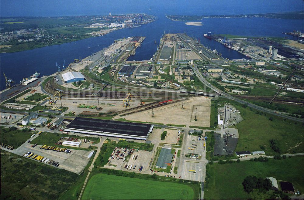 Luftaufnahme Rostock - Warnemünde - Anlegekais des Rostocker Überseehafen