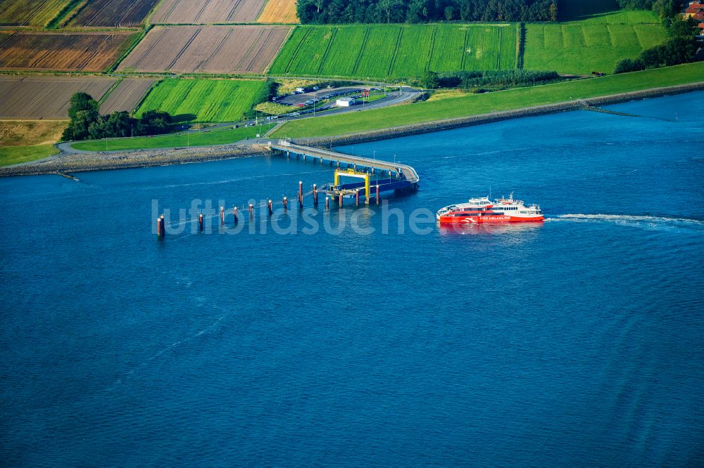 Luftbild Brunsbüttel - Anlegendes Fähr- Schiff Halunder Jet der FRS Reederei am Elbanleger in Brunsbüttel im Bundesland Schleswig-Holstein, Deutschland