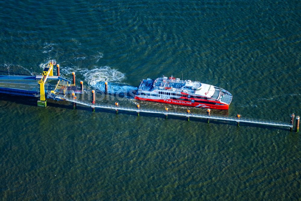 Luftaufnahme Brunsbüttel - Anlegendes Fähr- Schiff Halunder Jet der FRS Reederei am Elbanleger in Brunsbüttel im Bundesland Schleswig-Holstein, Deutschland