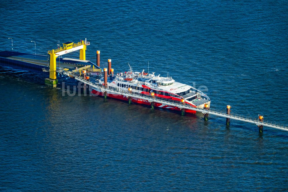 Brunsbüttel von oben - Anlegendes Fähr- Schiff Halunder Jet der FRS Reederei am Elbanleger in Brunsbüttel im Bundesland Schleswig-Holstein, Deutschland