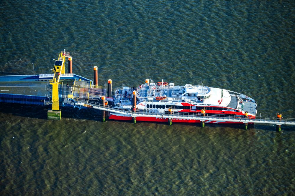 Brunsbüttel aus der Vogelperspektive: Anlegendes Fähr- Schiff Halunder Jet der FRS Reederei am Elbanleger in Brunsbüttel im Bundesland Schleswig-Holstein, Deutschland