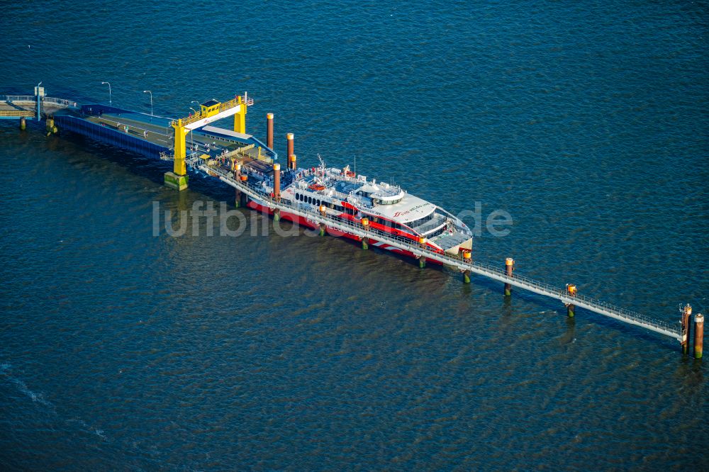 Luftbild Brunsbüttel - Anlegendes Fähr- Schiff Halunder Jet der FRS Reederei am Elbanleger in Brunsbüttel im Bundesland Schleswig-Holstein, Deutschland