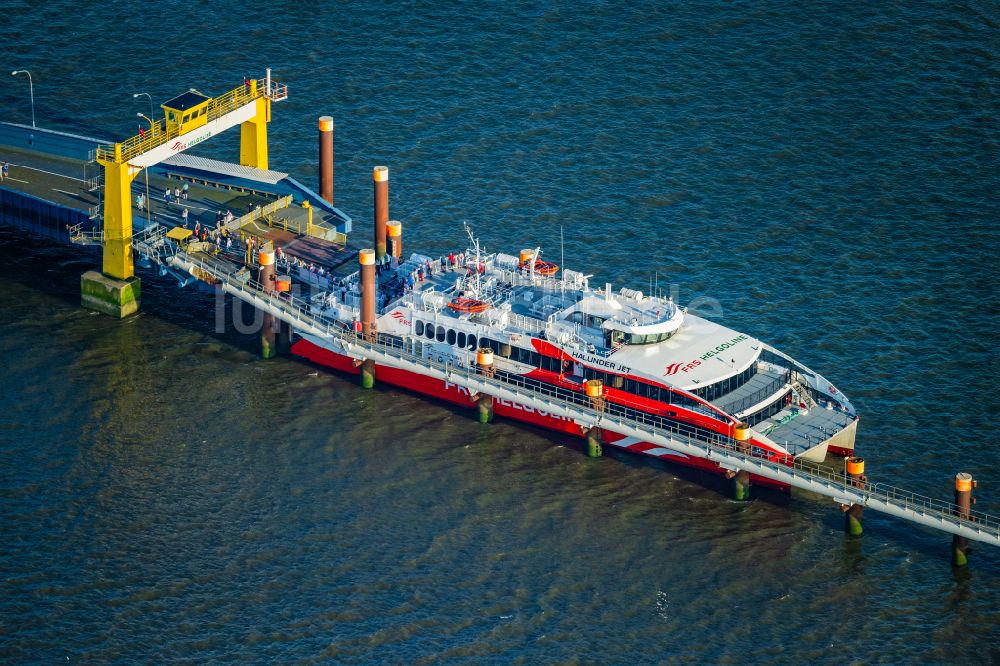 Luftaufnahme Brunsbüttel - Anlegendes Fähr- Schiff Halunder Jet der FRS Reederei am Elbanleger in Brunsbüttel im Bundesland Schleswig-Holstein, Deutschland