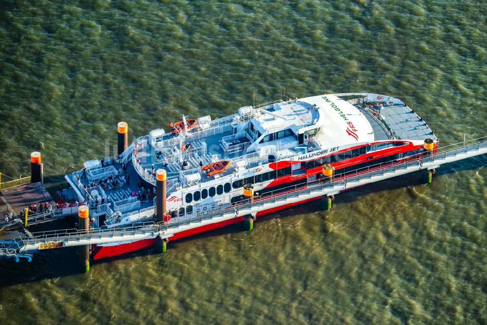 Brunsbüttel von oben - Anlegendes Fähr- Schiff Halunder Jet der FRS Reederei am Elbanleger in Brunsbüttel im Bundesland Schleswig-Holstein, Deutschland