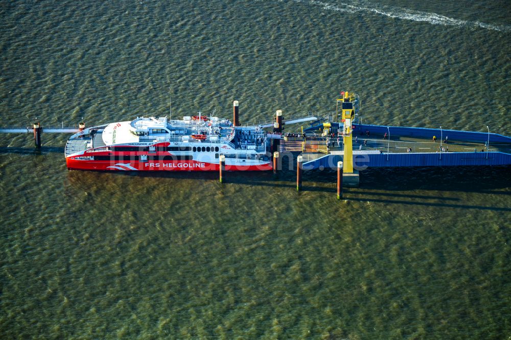 Luftbild Brunsbüttel - Anlegendes Fähr- Schiff Halunder Jet der FRS Reederei am Elbanleger in Brunsbüttel im Bundesland Schleswig-Holstein, Deutschland