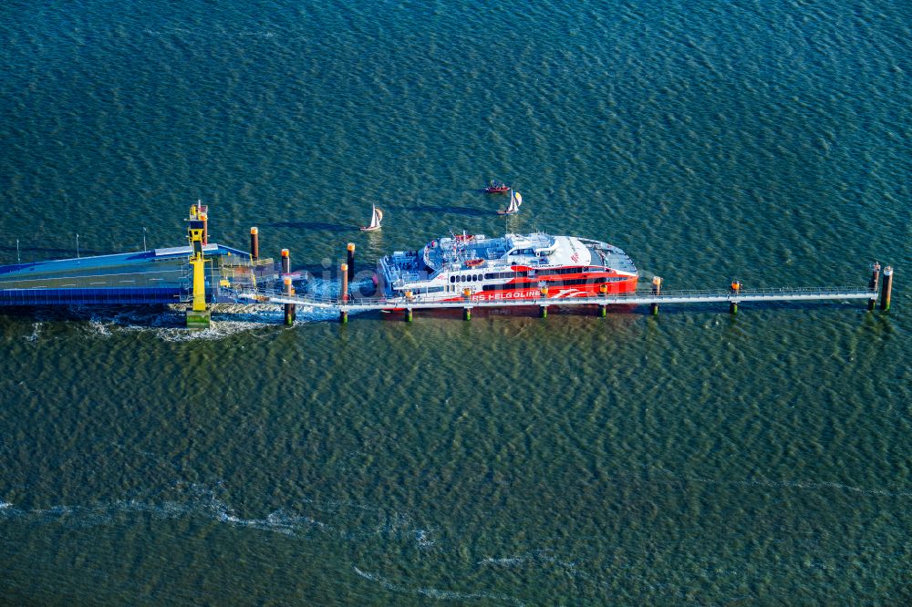 Brunsbüttel von oben - Anlegendes Fähr- Schiff Halunder Jet der FRS Reederei am Elbanleger in Brunsbüttel im Bundesland Schleswig-Holstein, Deutschland