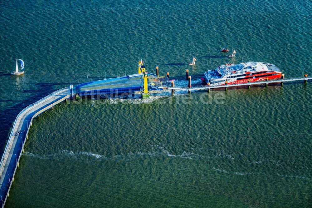 Brunsbüttel aus der Vogelperspektive: Anlegendes Fähr- Schiff Halunder Jet der FRS Reederei am Elbanleger in Brunsbüttel im Bundesland Schleswig-Holstein, Deutschland