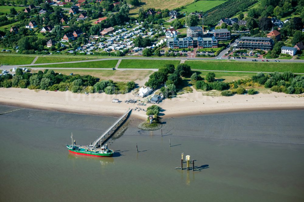 Luftaufnahme Drochtersen - Anleger auf Krautsand in Drochtersen mit dem Museumsschiff Gruendiek aus Stade im Bundesland Niedersachsen, Deutschland