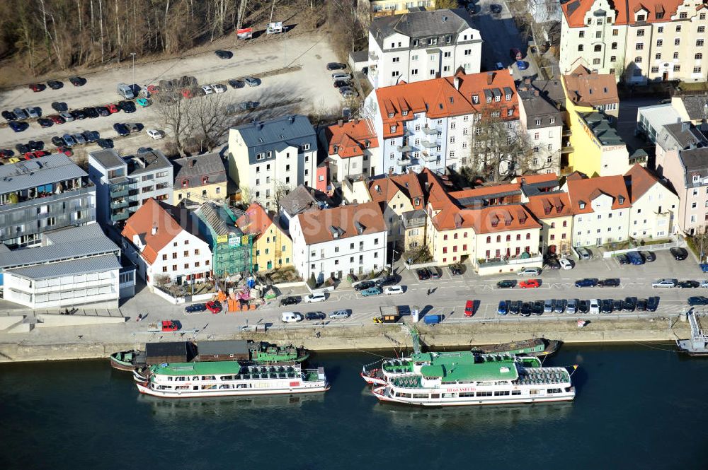 Luftbild Regensburg - Anlegestelle am Donau-Ufer mit Ausflugsbooten in Regensburg