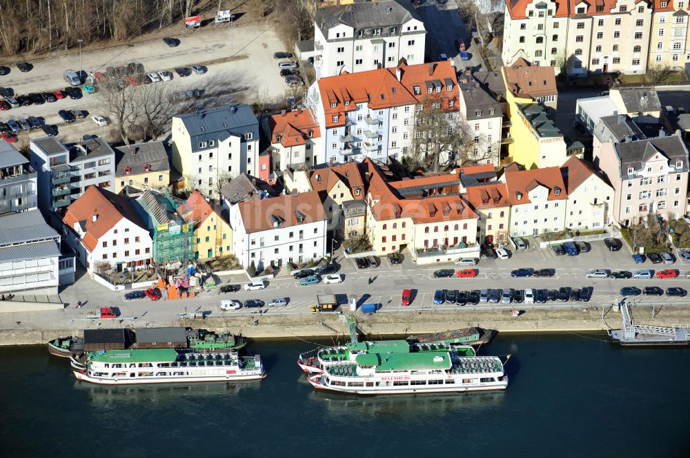 Luftaufnahme Regensburg - Anlegestelle am Donau-Ufer mit Ausflugsbooten in Regensburg