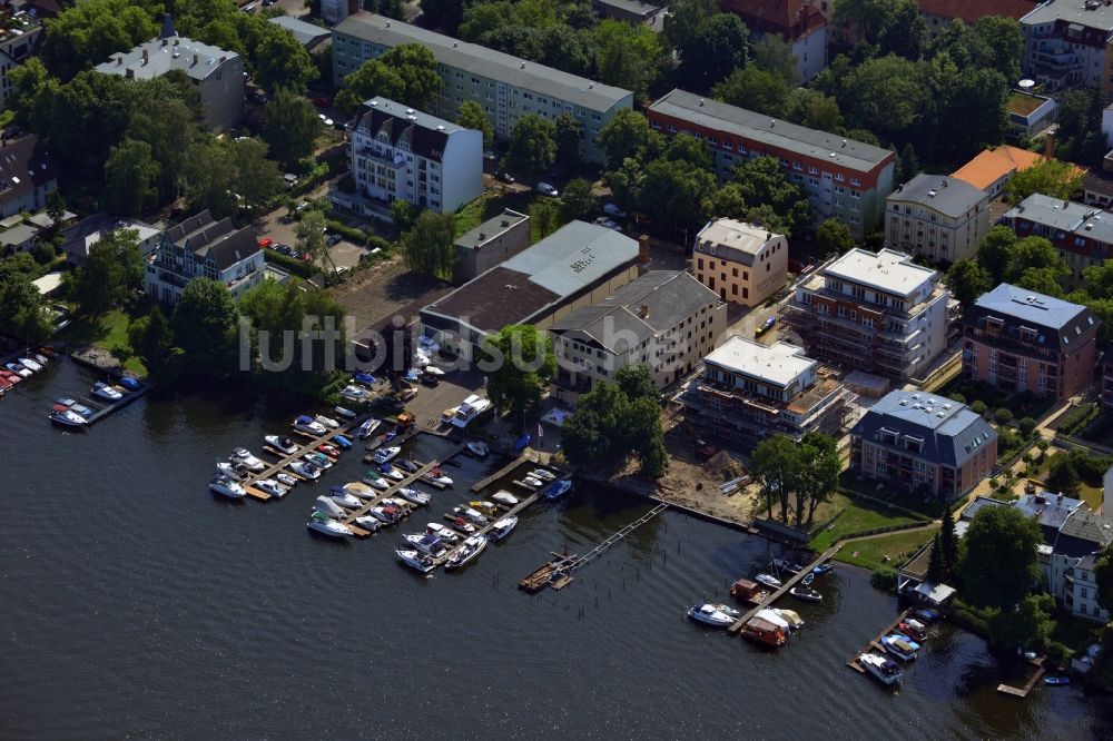 Luftaufnahme Berlin-Treptow-Köpenick - Anlegestelle vor einem Wohngebiet an der Dahme in Berlin-Treptow-Köpenick