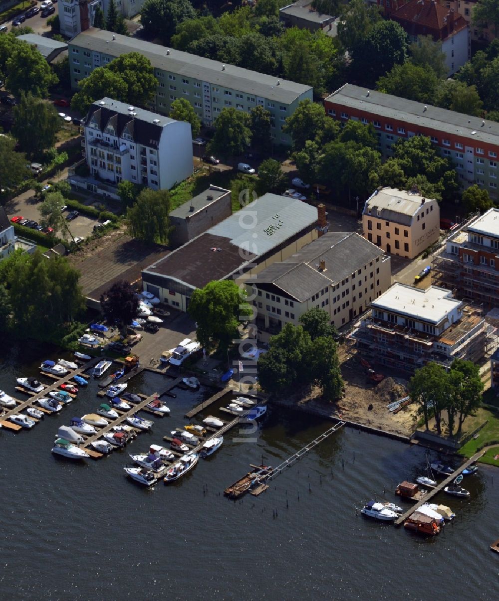 Berlin-Treptow-Köpenick von oben - Anlegestelle vor einem Wohngebiet an der Dahme in Berlin-Treptow-Köpenick