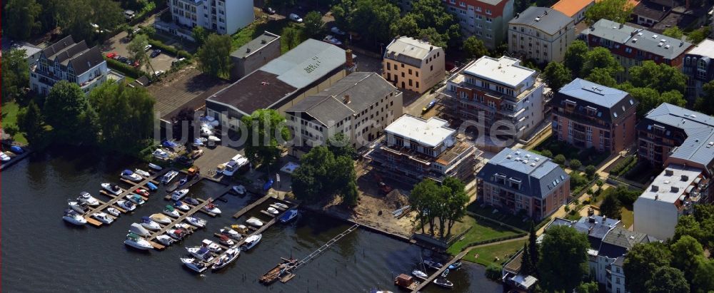 Berlin-Treptow-Köpenick aus der Vogelperspektive: Anlegestelle vor einem Wohngebiet an der Dahme in Berlin-Treptow-Köpenick