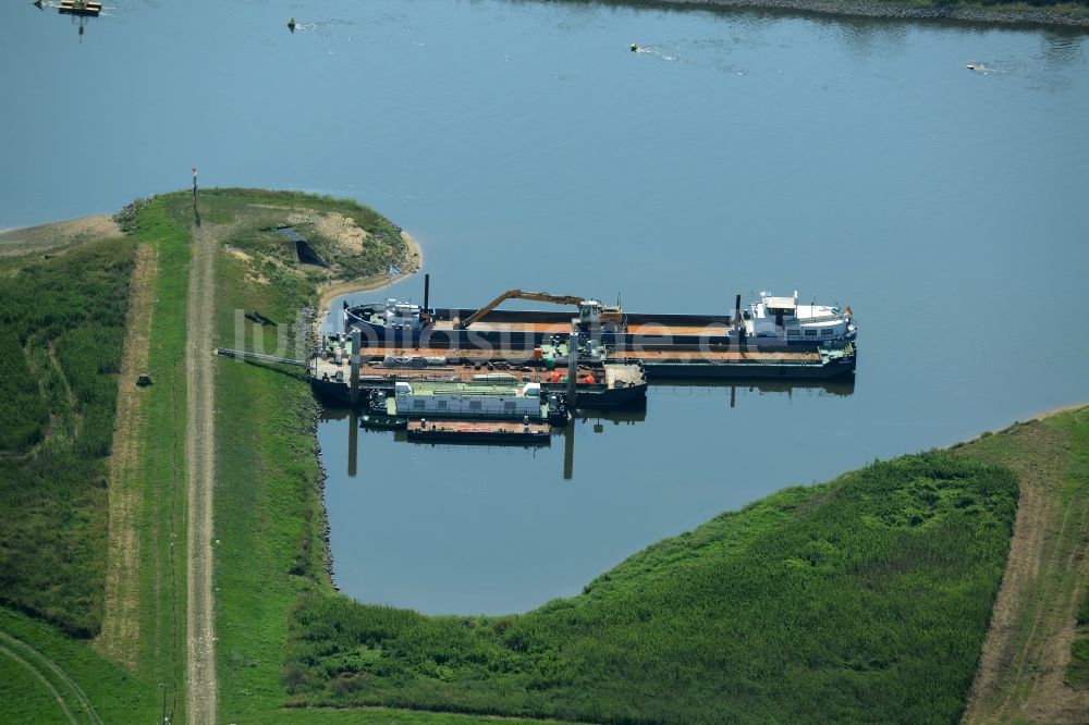 Mauken aus der Vogelperspektive: Anlegestelle für Frachtschiffe und Transportboote auf dem Fluss Elbe bei Mauken im Bundesland Sachsen-Anhalt