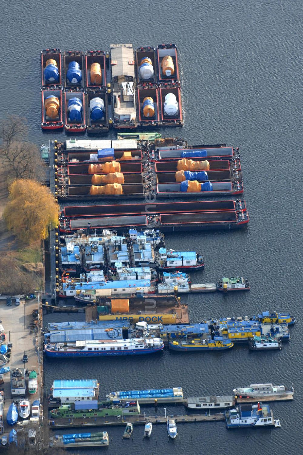 Berlin von oben - Anlegestelle in der Rummelsburger Bucht in Berlin